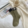 Chaussettes en laine vert olive avec bords noirs et étiquette en tissu blanc - Taille unique / Vert Militaire