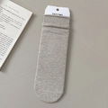 Calcetines de punto gris claro con borde enrollado y detalles de textura jaspeada - Caqui