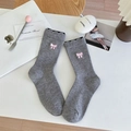 Chaussettes douces en laine gris foncé avec broderie nœud rose et bords festonnés - Taille unique / Base Grise Noeud Rose