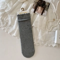 Graue gerippte Socken mit femininem Wellensaum und bequemer Strickstruktur für Damen - Grau Vertikale Streifen
