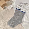 Calze di lana a coste grigie con blocco di colore crema e dettaglio a righe blu reale - Taglia unica / Grigio chiaro