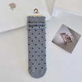 Chaussettes mi-mollet grises en tricot à pois noirs avec bordures à volants douces - Pois Gris