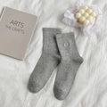 Calcetines grises de algodón a media pierna con bordado de corazón blanco - Talla única / Gris claro