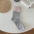 Calze colorblock rosa e grigie con macchie colorate e una piccola etichetta tessuta - Bocca Rosa (Rosa/Grigio)