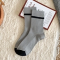 Calze grigie in maglia a metà polpaccio con riga nera e punta a contrasto su tappeto - Grigio chiaro