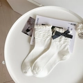 Calcetines blancos con volantes, lazo de lunares negros y diseño plisado dulce - Talla única / Blanco