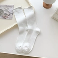 Chaussettes mi-mollet blanches minimalistes avec bord roulé et texture en coton côtelé - Taille unique / Blanc