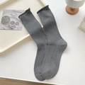 Chaussettes mi-hautes grises à côtes avec revers roulé élégant en maille de coton douce - Taille unique / Gris clair