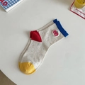 Cremefarbene Stricksocken mit bunten Sprenkeln, Kirschstickerei und blauem Rüschenrand - Kirschstickerei Kontraststil (Apfel)