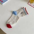 Cremefarbene Baumwollsocken mit Regenbogensprenkeln, Rüschen und Katzen-Stickerei - Katzenstickerei Wood Ear Edge Stil (Kätzchen)