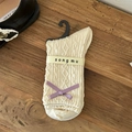 Chaussettes en tricot crème avec nœuds violets et texture losange sur fond bois - Taille unique / Blanc (Style Nœud Crème)