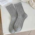 Chaussettes grises minimalistes pour femmes avec motifs tricotés verticaux de style rétro - Taille unique / Gris