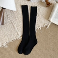 Chaussettes montantes noires en maille côtelée avec texture verticale et style épuré - Taille unique / Noir
