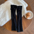 Scaldamuscoli neri Lolita a trecce con pompon a ciliegia su tappeto bianco morbido - Taglia unica / Nero