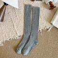 Chaussettes hautes grises à côtes classiques, texture douce et design minimaliste épuré - Taille unique / Gris clair