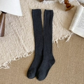 Chaussettes hautes en tricot côtelé gris foncé style automne sur fond chaleureux - Taille unique / gris foncé