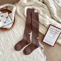 Dicke kaffeebraune Rippstrick-Wollsocken mit Logo-Etikett für warme Wintermode - Einheitsgröße / Rötliches Braun