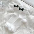 Weiße Lolita-Socken mit zarter Spitze und einer kleinen schwarzen Schleife - Einheitsgröße / Weiß mit Schwarzer Schleife