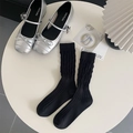 Elegantes calcetines negros de malla con zapatos Mary Jane plateados en una toma cenital - Rombo / Rombo Negro