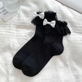 Schwarze Socken mit Spitzenbesatz und weißen Schleifen im Lolita-Stil flach gelegt - Einheitsgröße / Schwarz mit Weißer Schleife