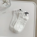Socquettes blanches en coton avec jacquard papillon 3D et nœuds en satin noir - Blanc avec Nœud Noir