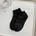 Chaussettes Lolita noires élégantes avec nœuds blancs et bords en dentelle sur plateau - Noir avec Papillon Blanc
