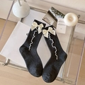 Dunkelgraue mittelhohe Rippsocken mit weißer Satinschleife und Wellendetails - Einheitsgröße / Dunkelgrau