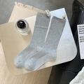 Calze grigie in maglia a costine con etichetta tessuta su espositore in metallo - Taglia unica / Grigio chiaro