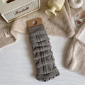 Calentadores de punto gris con patrón de diamantes y bordes con volantes suaves - Gris