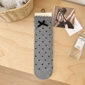 Chaussettes grises à pois noirs avec bordures à volants et petit nœud en velours - Gris avec Noir