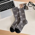 Calcetines grises de punto con lazos blancos y talones negros en un entorno de escritorio - Talla única / Gris (Punta Negra)