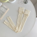 Cremeweiße Kniestrümpfe mit ausgehöhlten Fransenbündchen und vertikaler Rippstruktur - Einheitsgröße / Beige