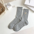 Graue Crew-Socken mit Bärenstickerei und Spitzenbesatz in gemütlichem Lifestyle-Stil - Grau