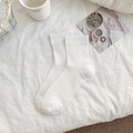 Calze bianche al polpaccio traforate a rete con motivi geometrici in maglia fine - Bianco