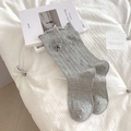 Chaussettes grises style ballet avec nœuds noirs brodés et bords festonnés - Taille unique / Gris
