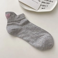 Chaussettes basses grises en fil pointillé avec broderie nœud rose et motif ours - Gris