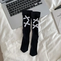 Chaussettes hautes Lolita noires avec nœuds en soie blanche et détails ajourés doux - Noir avec Blanc