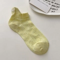 Socquettes tricotées jaune clair avec pois colorés et broderie nœud blanc sur fond blanc - Jaune