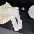 Süße weiße Overknee-Strümpfe mit zartem Spitzenbesatz und Bandschleifen für den JK-Stil - Weiß