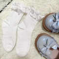 Calzini bianchi Lolita in pizzo e scarpe azzurre con fiocco su tappeto peloso - Taglia unica / Bianco