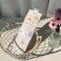 Weiße Netzsocken mit bunten Gänseblümchen-Stickereien auf Marken-Kartonverpackung - Einheitsgröße / Gelb