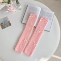 Jambières roses en tricot avec nœuds en ruban style japonais posées sur un livre - Taille unique / Rose