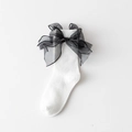 Weiße Lolita-Wadenstrümpfe mit einer großen dekorativen schwarzen Organza-Schleife - Einheitsgröße / Weiß