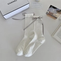 Chaussettes blanches côtelées avec nœuds en ruban gris foncé pour un style ballet doux - Blanc/Gris