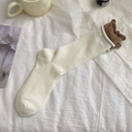 Calze bianche a coste a metà polpaccio con eleganti polsini marroni arricciati stile minimal - Taglia unica / Bianco Crema