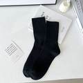 Calcetines negros de punto acanalado para mujer hechos de algodón con estilo minimalista - Talla única / Negro