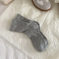 Graue Socken mit Herzmuster und Rippenstruktur für einen süßen College-Stil - Einheitsgröße / Hellgrau