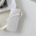 Weiße Balletcore Socken mit Schleife und vertikalem Strickmuster auf cremefarbenem Tablett - Einheitsgröße / Weiß