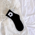 Schwarze Damensocken mit weißer 3D-Häkelblume und gewellten Rüschen am Bündchen - Einheitsgröße / Schwarz