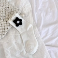 Weiße Baumwollsocken mit Rüschenrand und 3D-Strickblume in Schwarz-Weiß-Optik - Einheitsgröße / Weiß